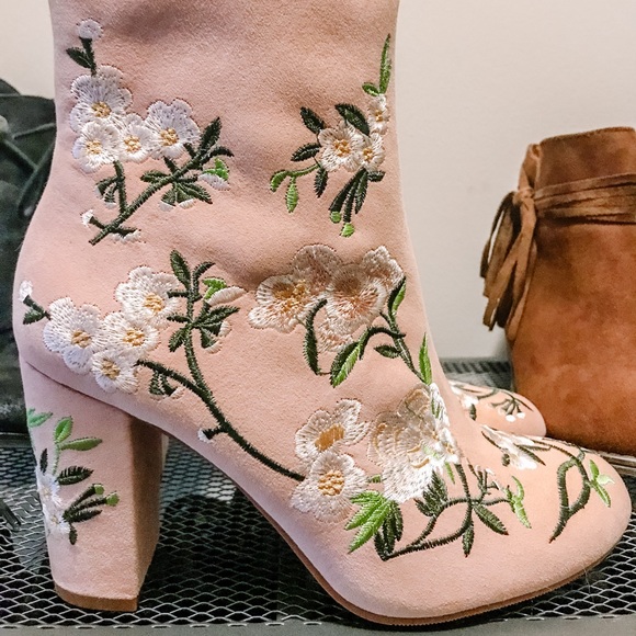 *SOLD on MP* pink floral faux suede ankle boots - Picture 2 of 5